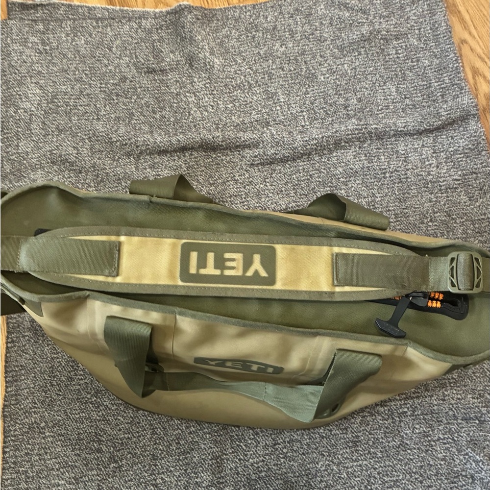 YETI Tan & Olive Ranger cooler Bag - Durable Men's Carryall - Picture 11 of 13